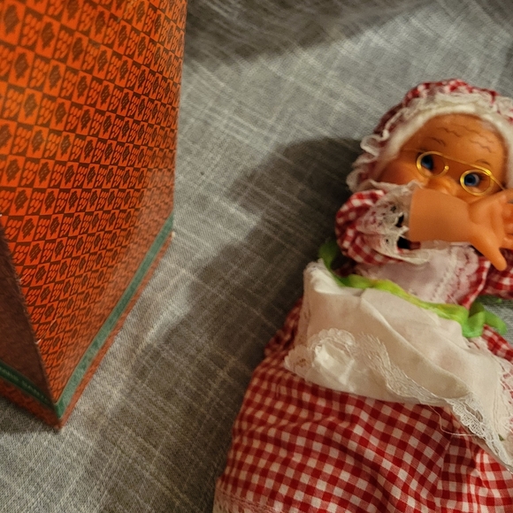 🎄Vintage Musical Twisting Action Mrs Claus Plays christmas music Used with Box - Picture 9 of 9